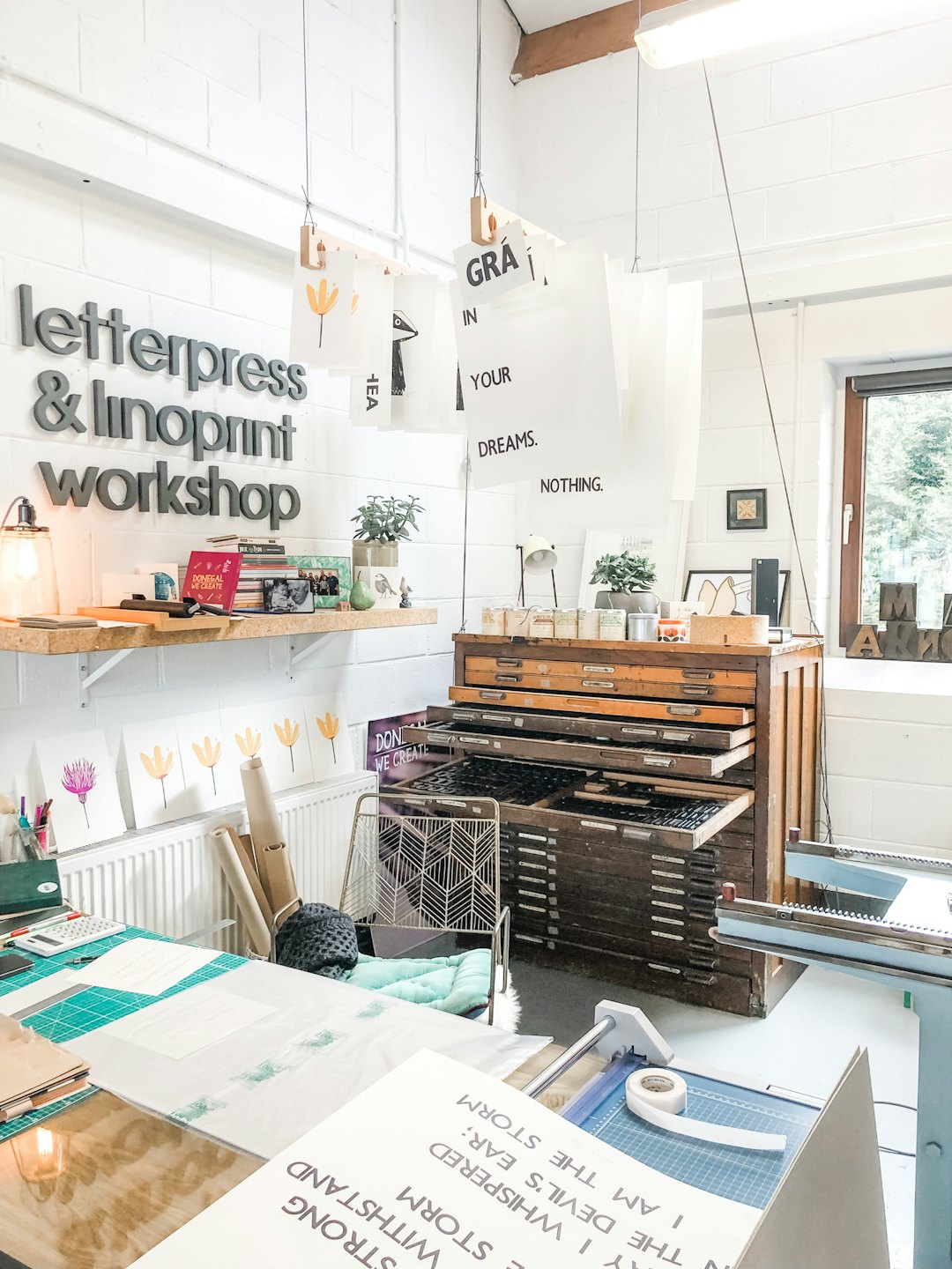 Laboratorio di stampa tipografica e linoleografia con cassettiera e attrezzi d'epoca.
